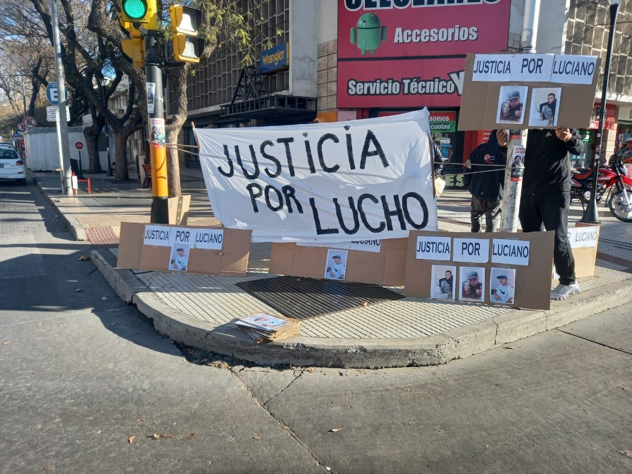 Familiares de Luciano Francisco Gómez piden justicia en el centro de San Rafael. / Facebook