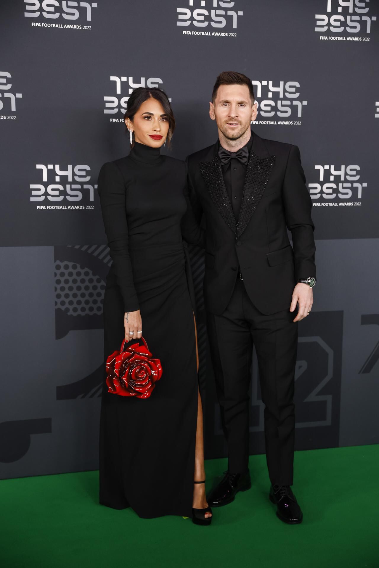 París (Francia), 27/02/2023.- El futbolista argentino Lionel Messi del Paris Saint-Germain FC y su esposa Antonella Roccuzzo llegan a la ceremonia The Best FIFA Football Awards 2022 en París, Francia, el 27 de febrero de 2023. (Francia) EFE/EPA/YOAN VALAT