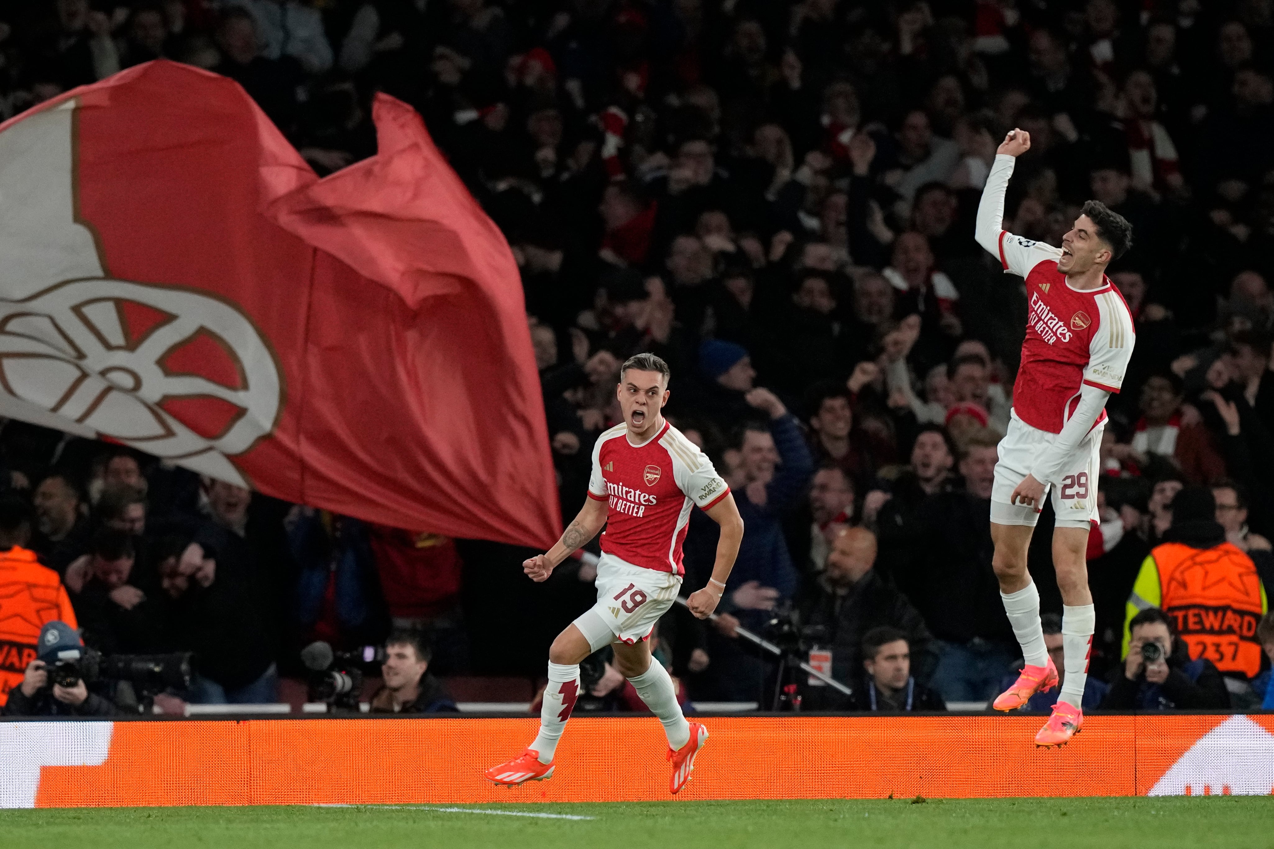 Leandro Trossard (centro) celebra con Kai Havertz tras marcar el segundo gol de Arsenal ante Bayern Múnich en los cuartos de final de la Liga de Campeones, el martes 9 de abril de 2024, en Londres. (AP Foto/Frank Augstein)