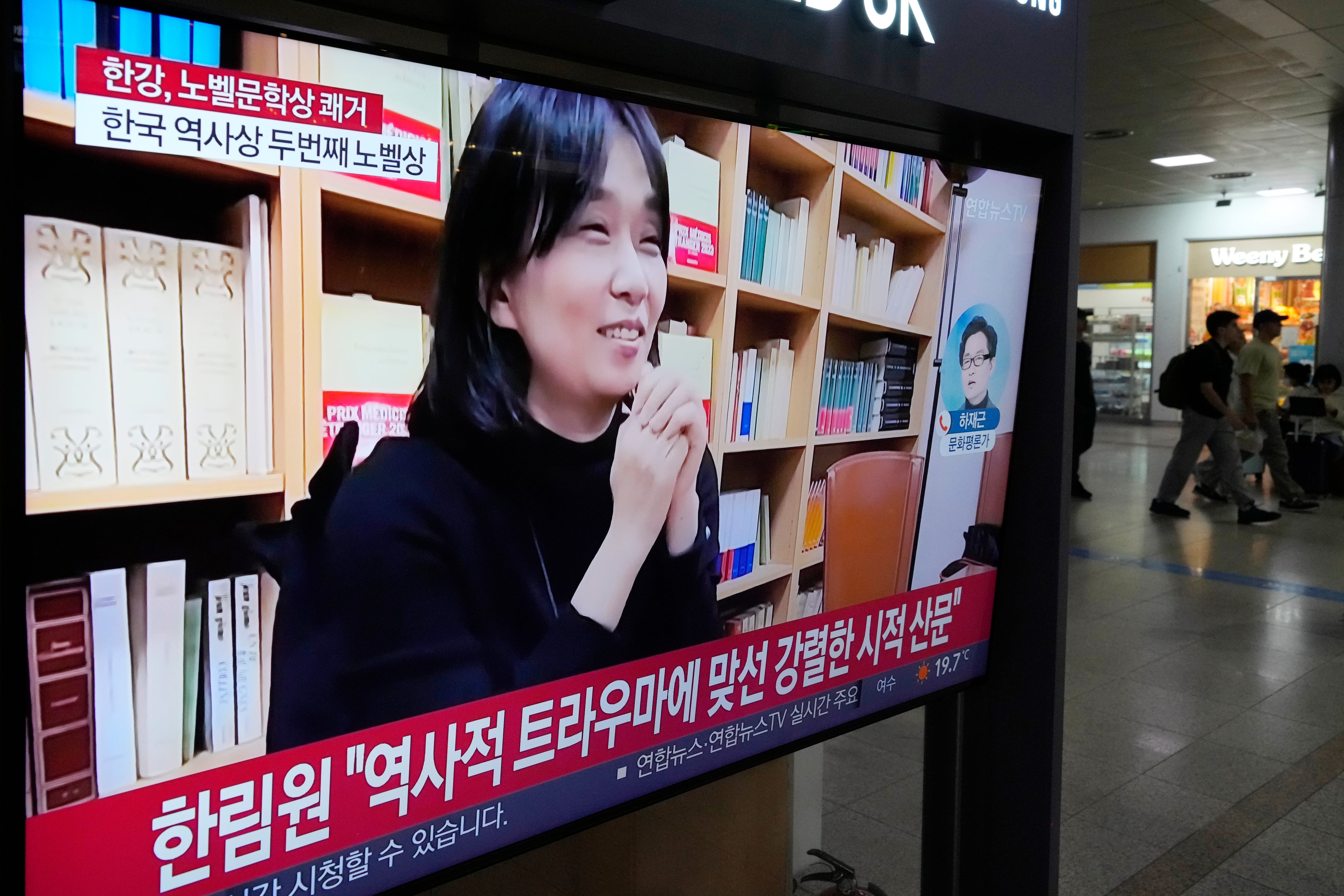 Una pantalla de televisión muestra una imagen de la ganadora del Premio Nobel de Literatura 2024, la escritora surcoreano Han Kang, durante un noticiero en una estación de tren de Seúl, Corea del Sur, el jueves 10 de octubre de 2024. (Foto AP/Ahn Young-joon)