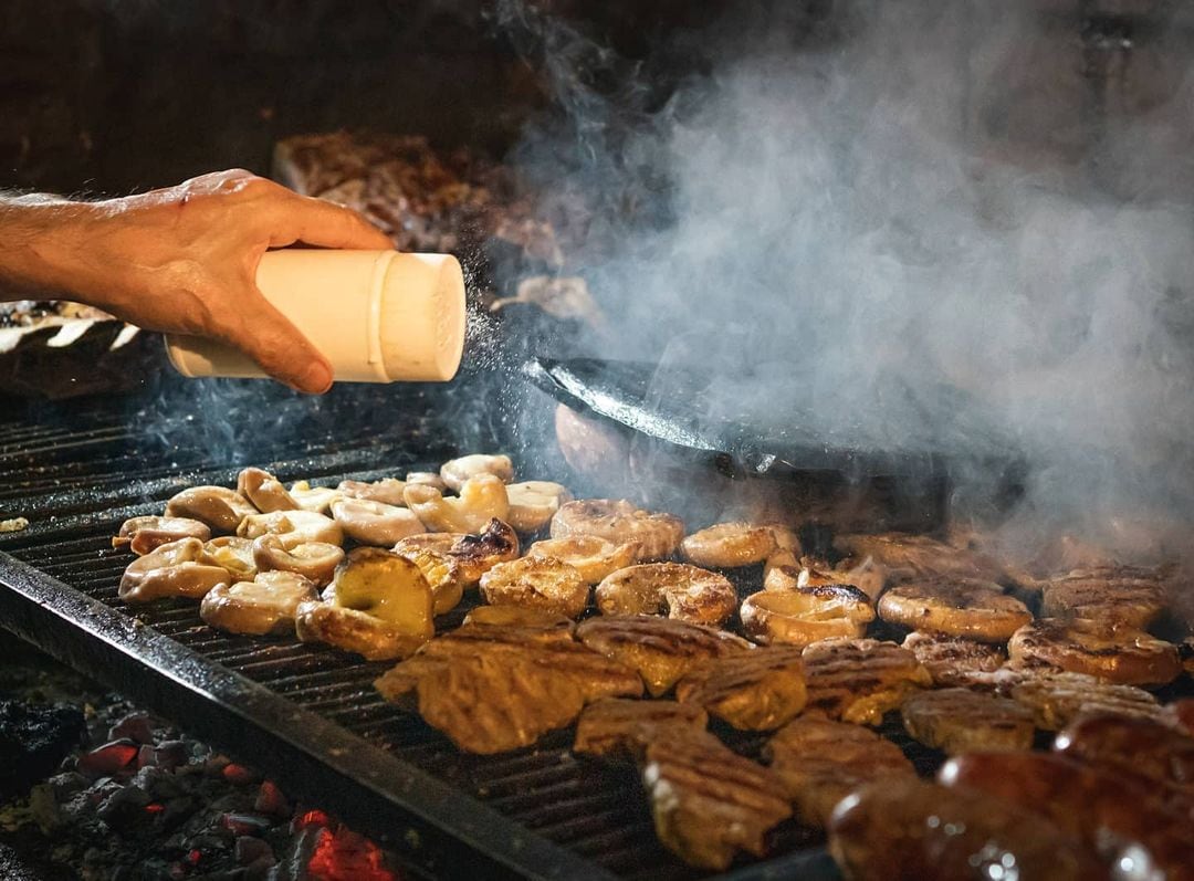 Así es el SecreTito, la parrillada oculta en Buenos Aires con colores de un club.