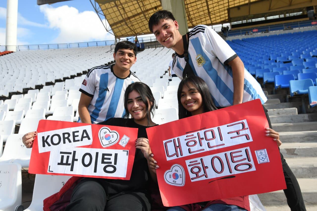 El aguante a Corea en Mendoza: entre fans del KPop, representantes de jugadores y una hinchada ruidosa. Foto: Ignacio Blanco / Los Andes.