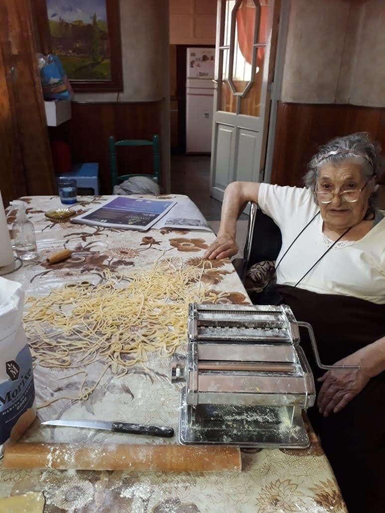 Doña Tere, la godoicruceña de casi 99 años que encuentra en Los Andes a su fiel compañero. Foto: Gentileza Silvia Ezquer.