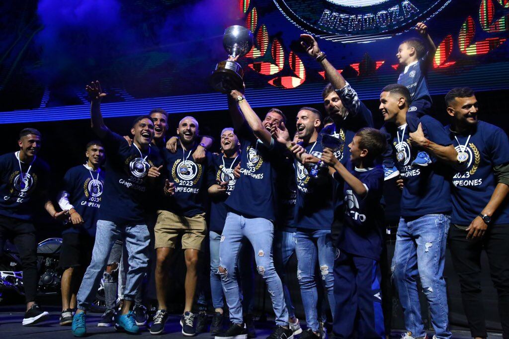 Los campeones celebraron con su gente en el Aconcagua Arena. / CSIR 