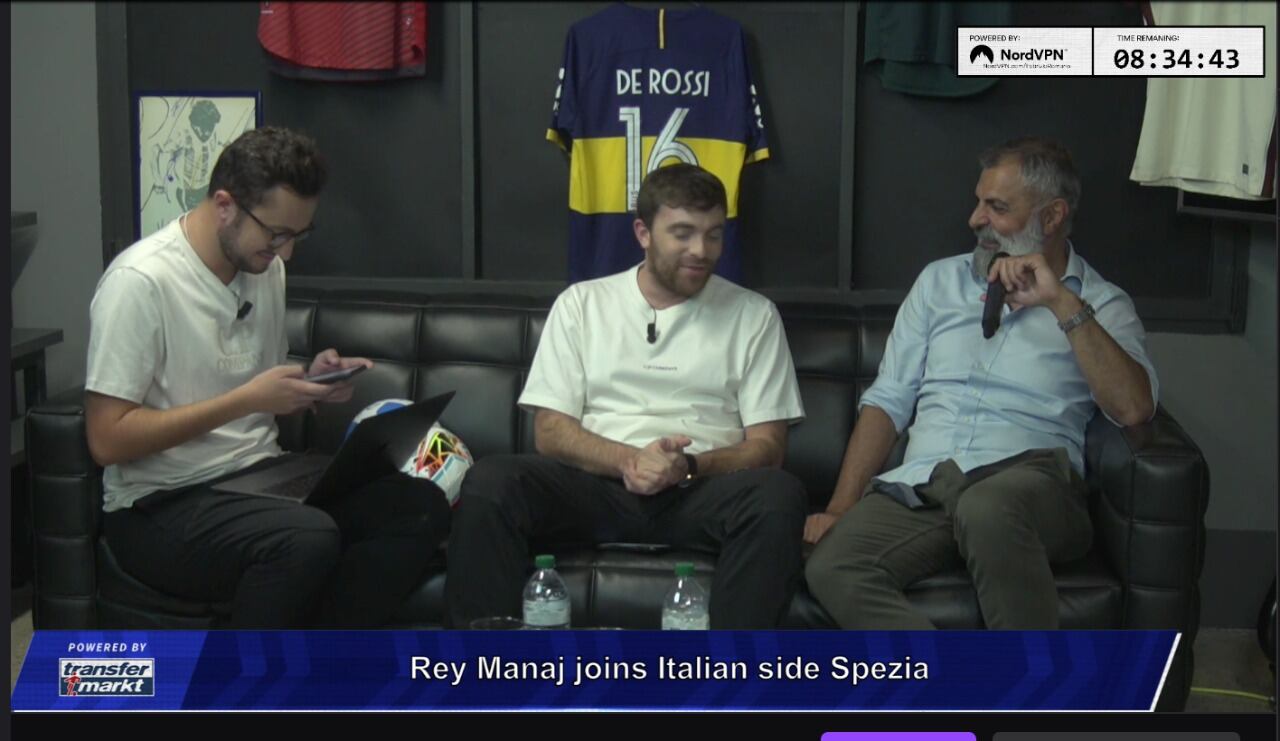 Fabrizio Romano (centro), en plena entrevista en Twitch con la camiseta de Boca y el cuadro de Maradona. 