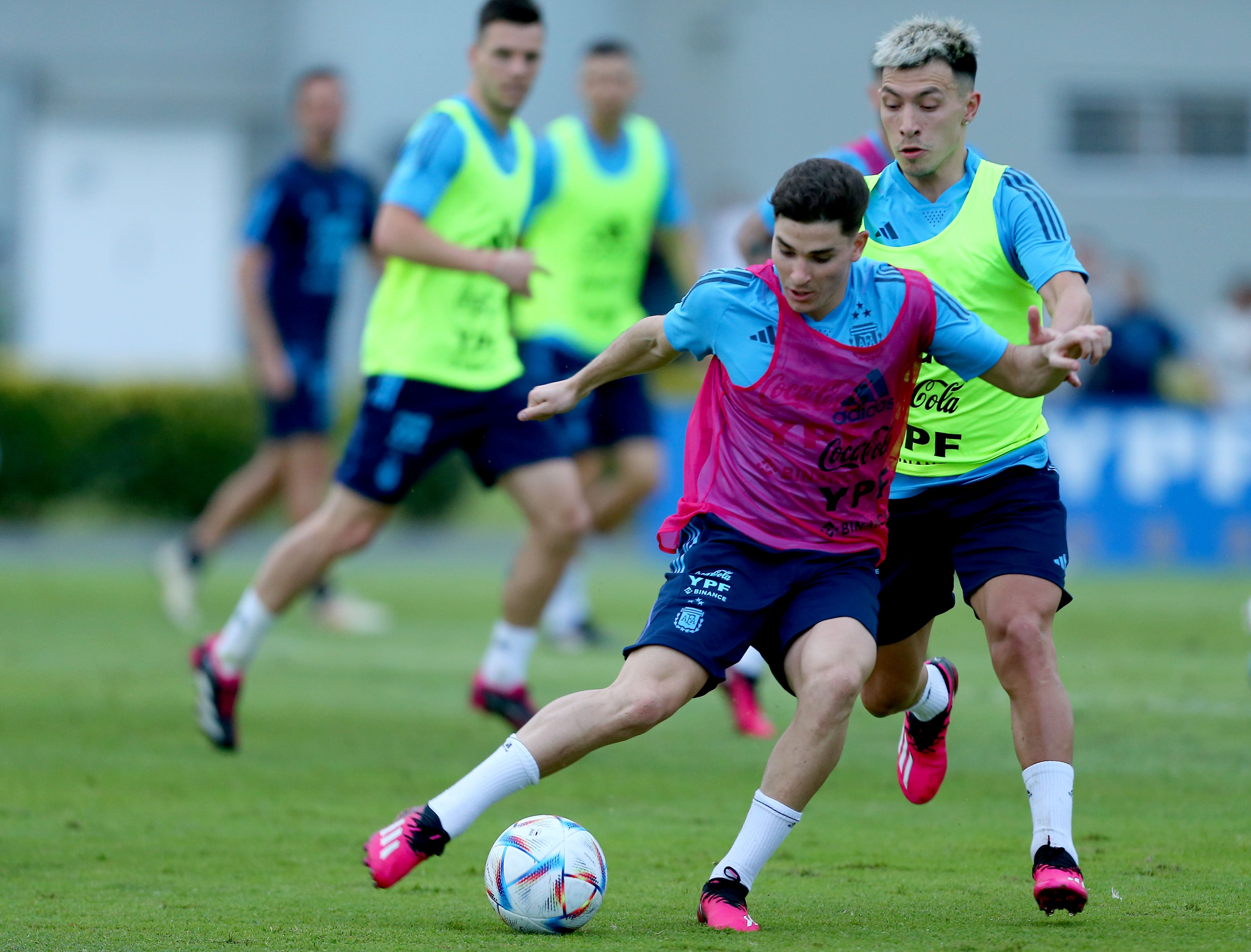 Julián Álvarez, el delantero cordobés de la selección argentina, en el entrenamiento en el predio de Ezeiza.