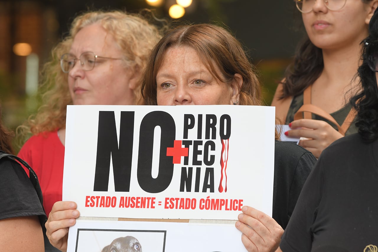 Defensores de animales realizaron una Protesta por el uso de pirotecnia en Peatonal Sarmiento y San Martín de Ciudad. Foto: Marcelo Rolland / Los Andes