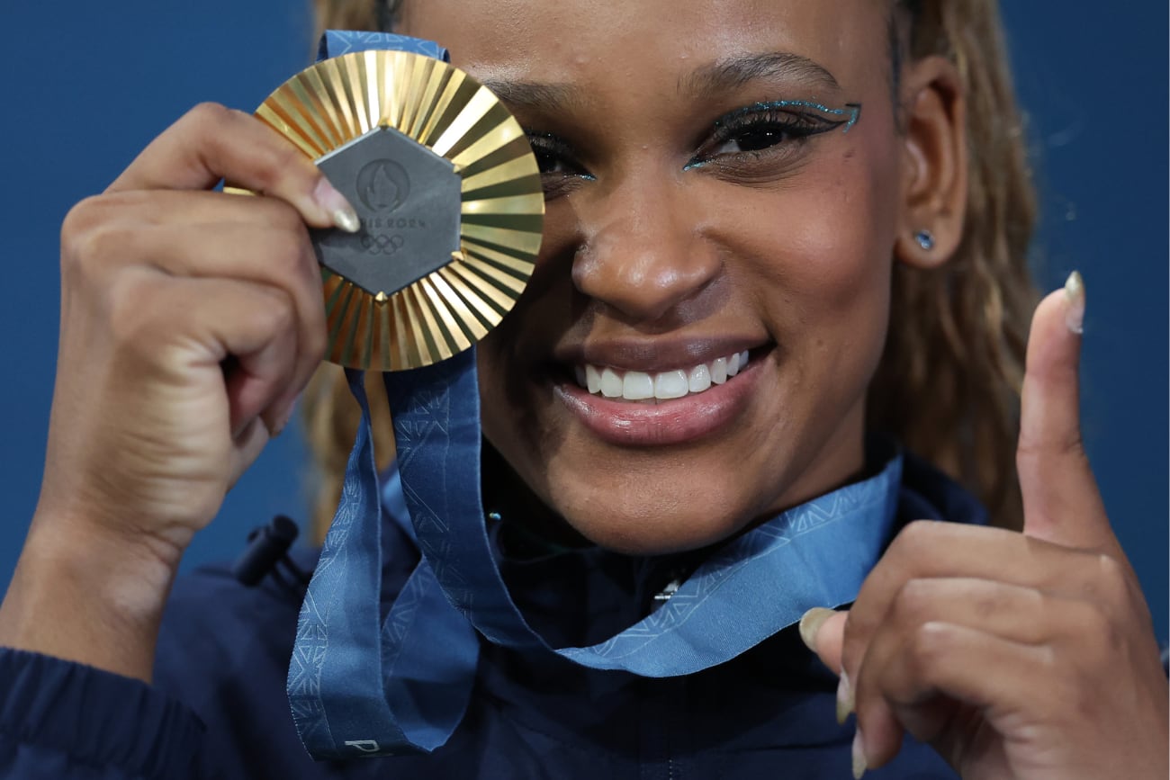 La gimnasta brasileña Rebeca Andrade posa con la medalla de oro de la final de suelo femenino de gimnasia artística de los Juegos Olímpicos de París 2024, en el pabellón Bercy Arena, este lunes, en París. EFE/ Miguel Gutiérrez