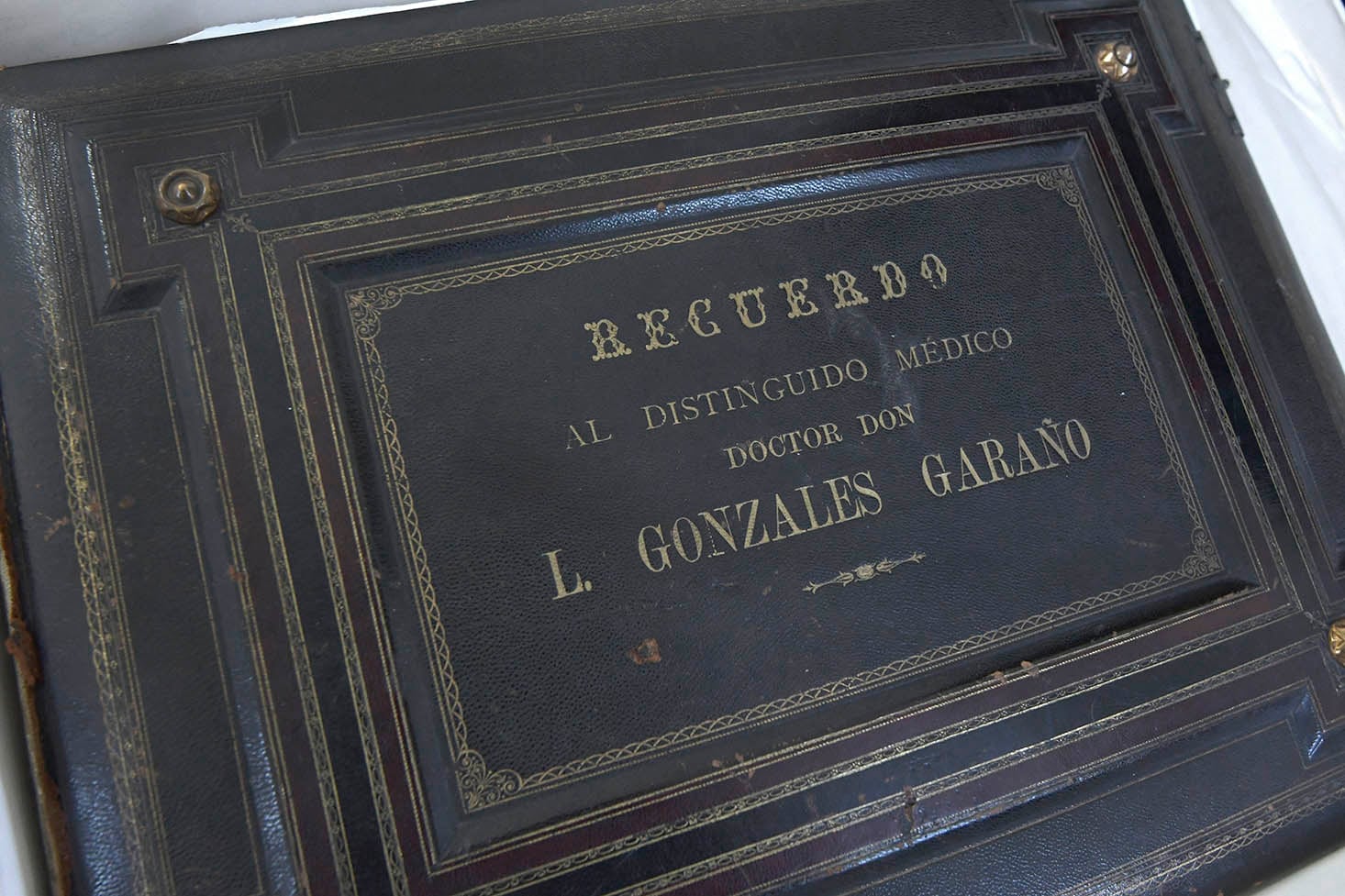 Un verdadero tesoro: El libro con tapas de cuero conteniendo  las fotografías que le regalara José Christiano de Freitas Junior , al médico Leonardo Gonzales Garaño. Los familiares del mismo lo donarían 100 después para que fuera parte del Archivo General de la Provincia.