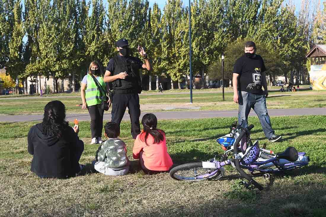 Las reuniones sociales y familiares al aire libre quedaron suspendidas hasta el 30 de mayo.