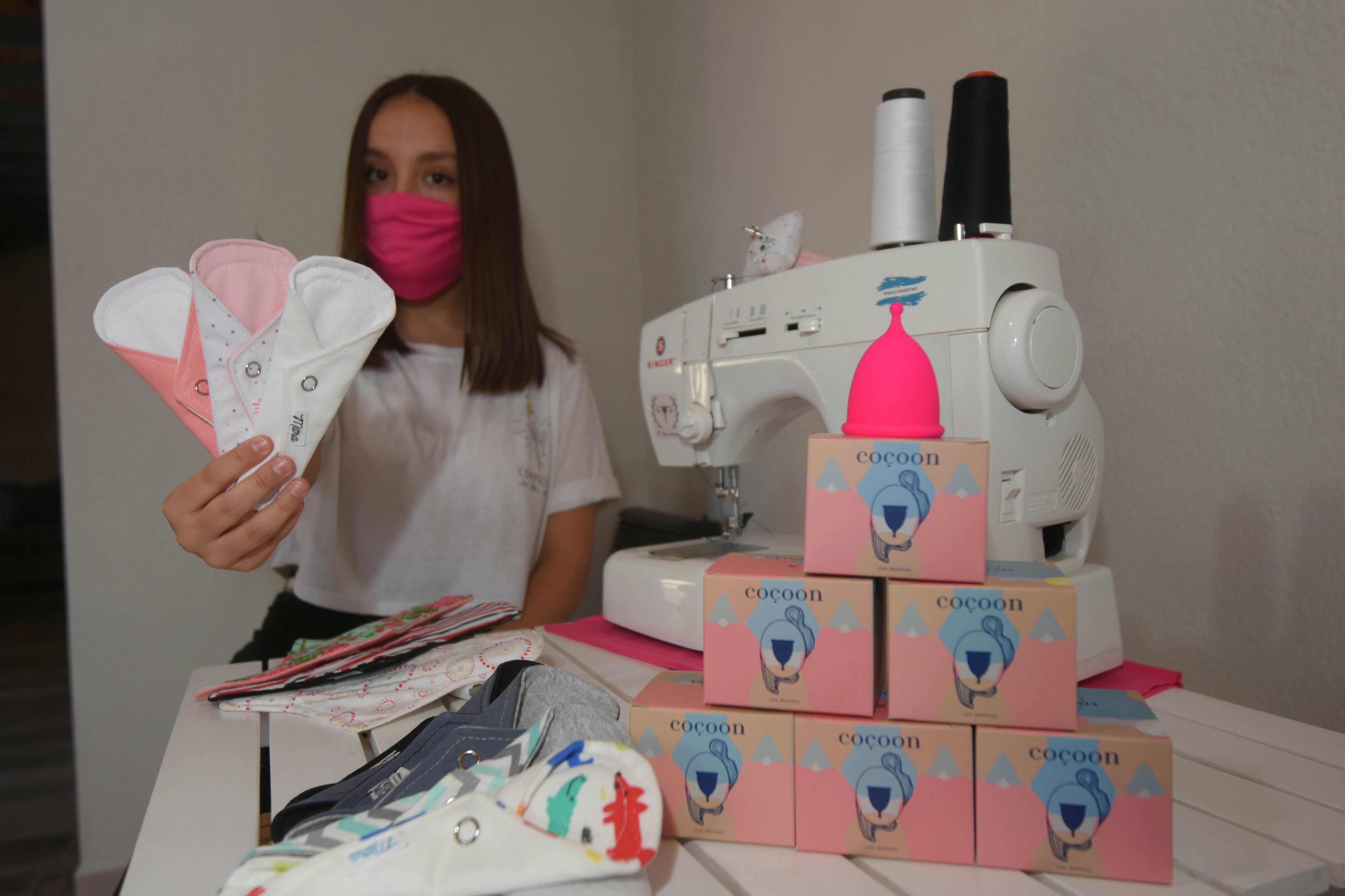 Martina muestra algunos de sus productos que elebora en su hogar. Se trata de toallitas de tela, además distribuye otros productos femeninos. Foto: José Gutiérrez / Los Andes. 