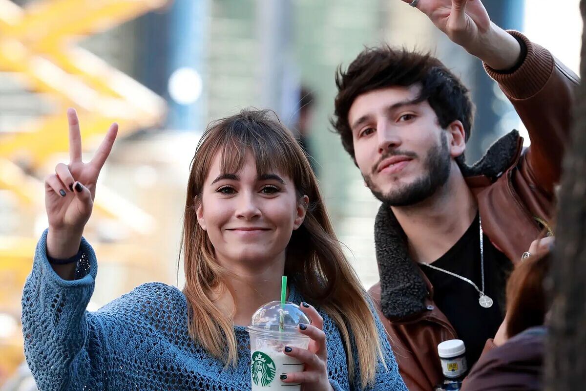 La pareja de cantantes vive un romance apasionado y hay fotos que lo demuestran