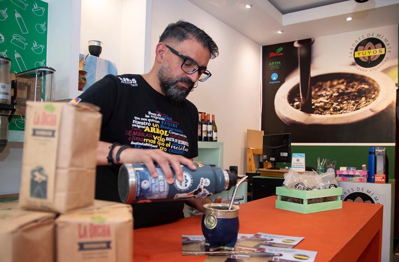 El Día del Mate. Daniel Barrera, un somelier de té y yerba. Foto: Ramiro Gómez / Los Andes