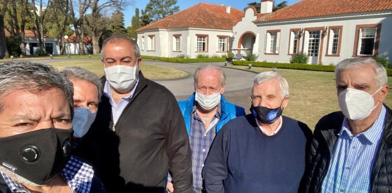 CGT. El Consejo de la central obrera en Olivos: Gerardo Martínez, Carlos Acuña, Héctor Daer, Andrés Rodríguez, Antonio Caló y Andrés Lingeri. (Clarín)