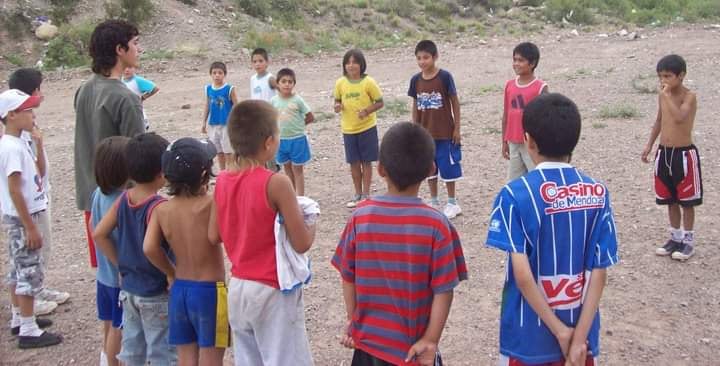 Fabián, a la derecha, cuando empezó a reunir chicos. Tenía apenas 17 años.