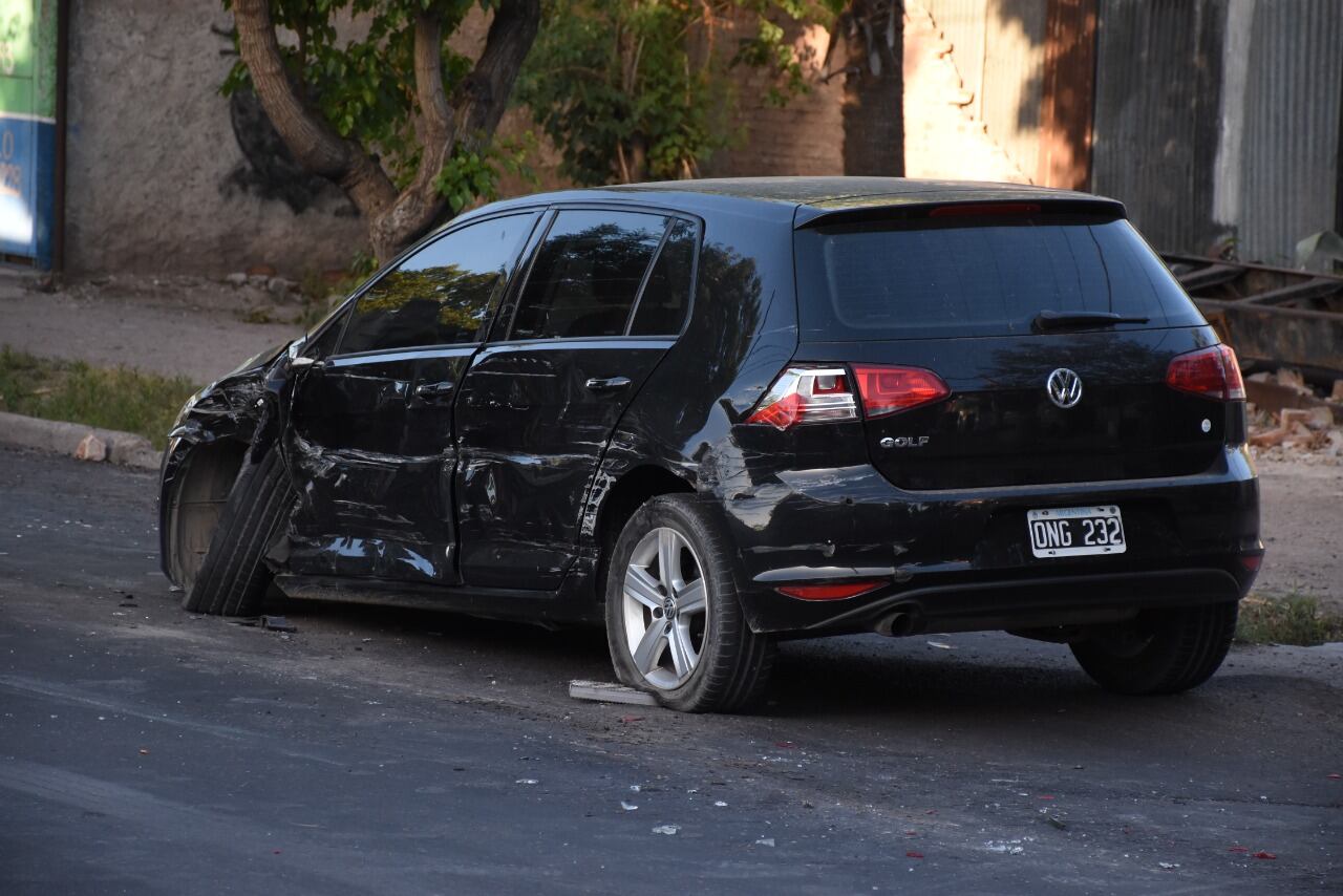 Un camión sin frenos chocó a ocho autos en Guaymallén. Foto: Mariana Villa / Los Andes