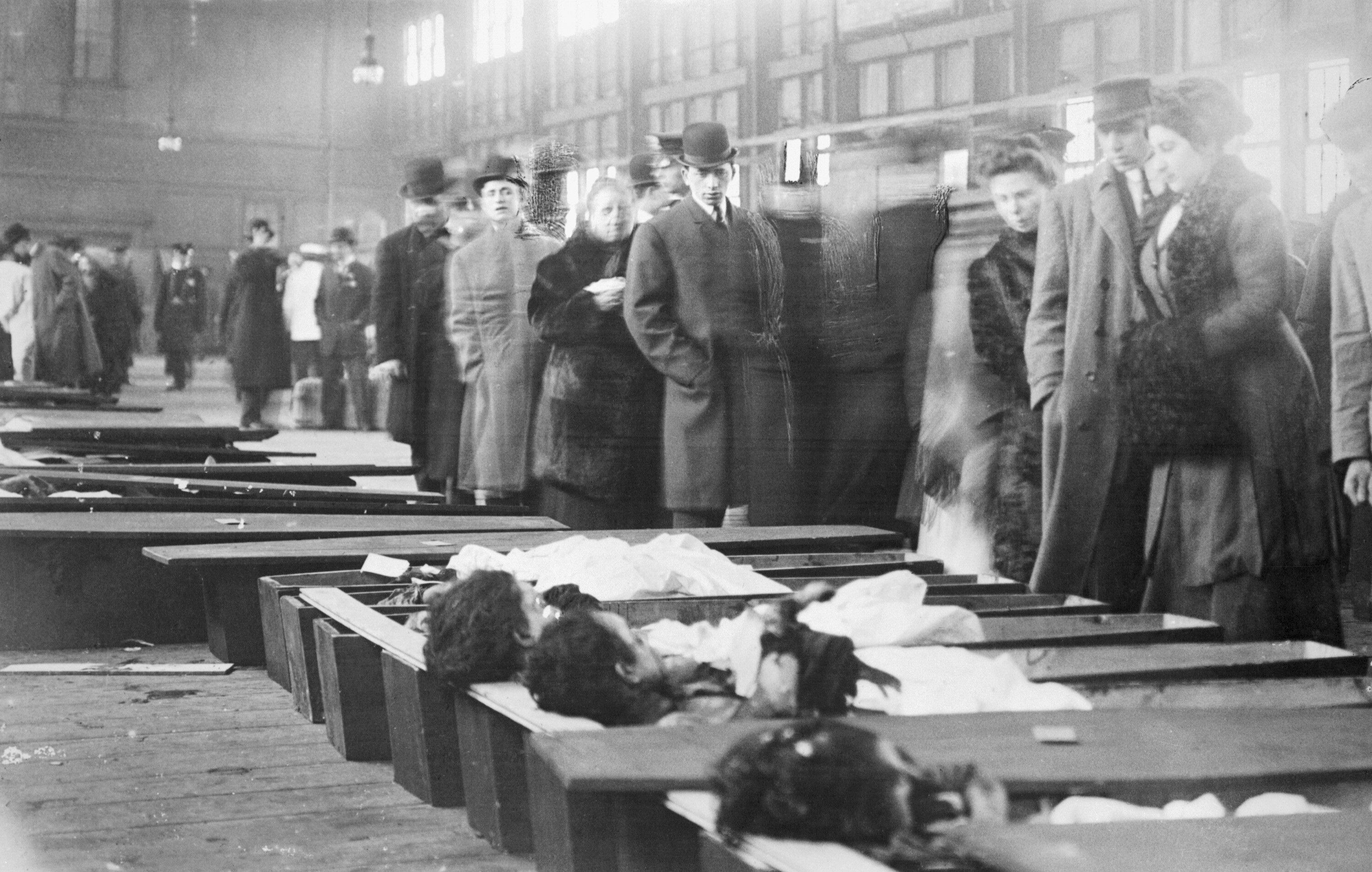 Familiares identifican cuerpos de mujeres fallecidas en el incendio del Triangle Shirtwaist, en Nueva York / Getty