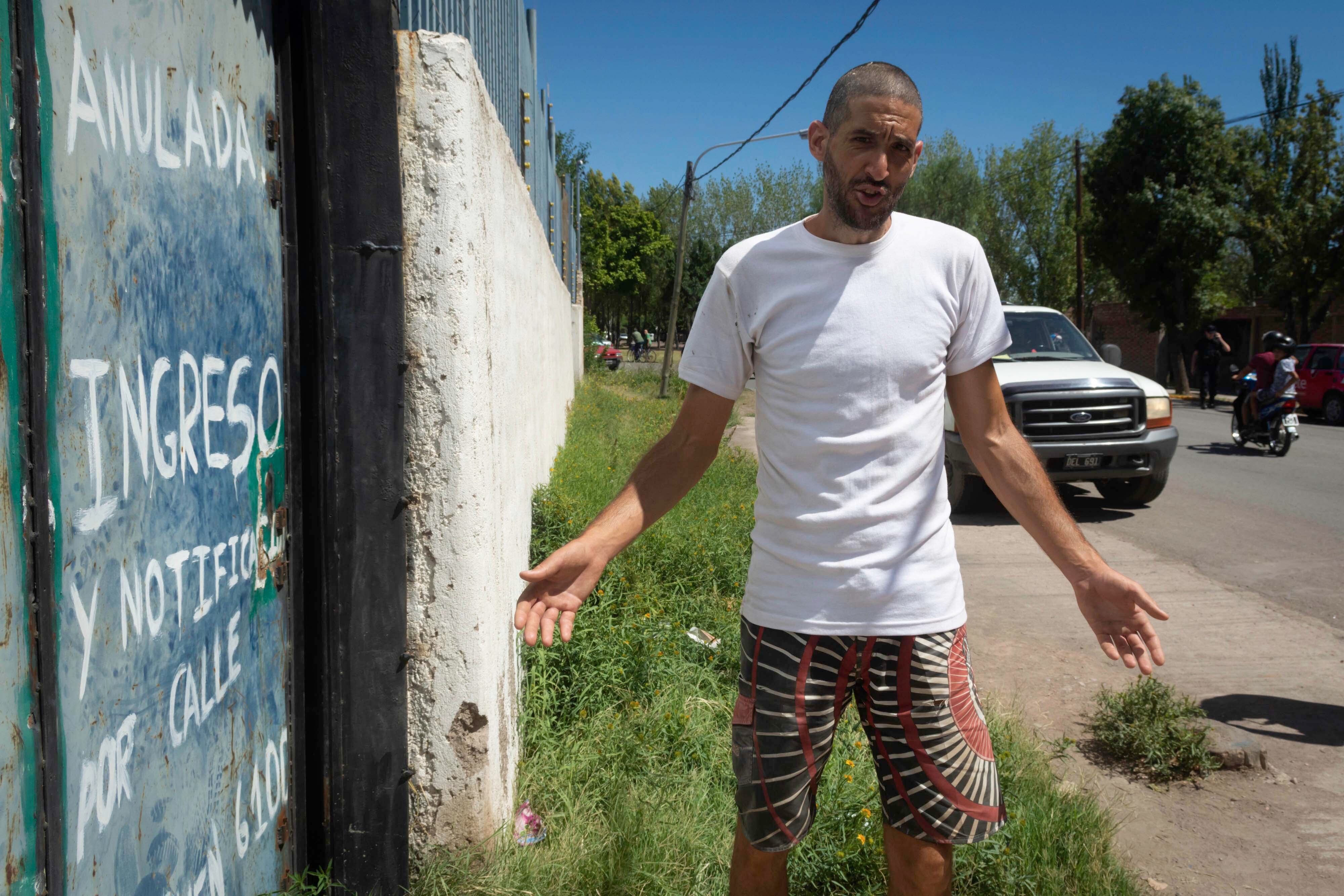 Gil Pereg: el israelí posa en su casa de Guaymallén, donde mató y enterró a su madre y su tía. Foto: Ignacio Blanco / Los Andes
