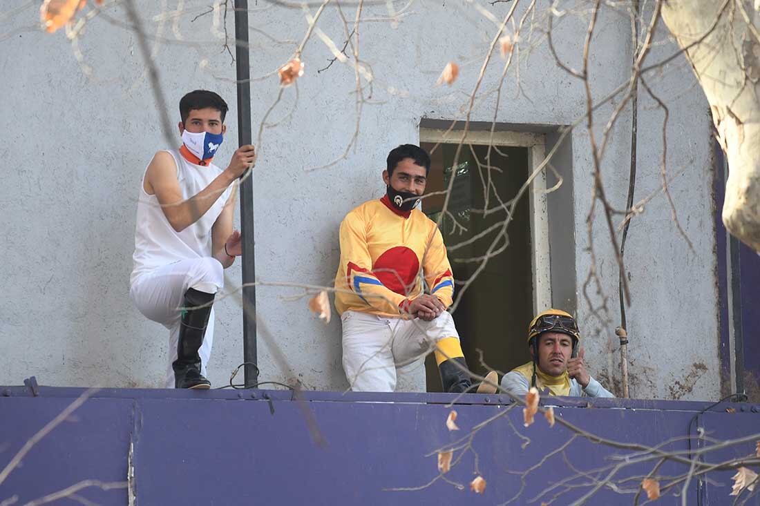 Los jockey esperan impacientes la orden para poder salir a montar y largar en el gran clásico tan esperado