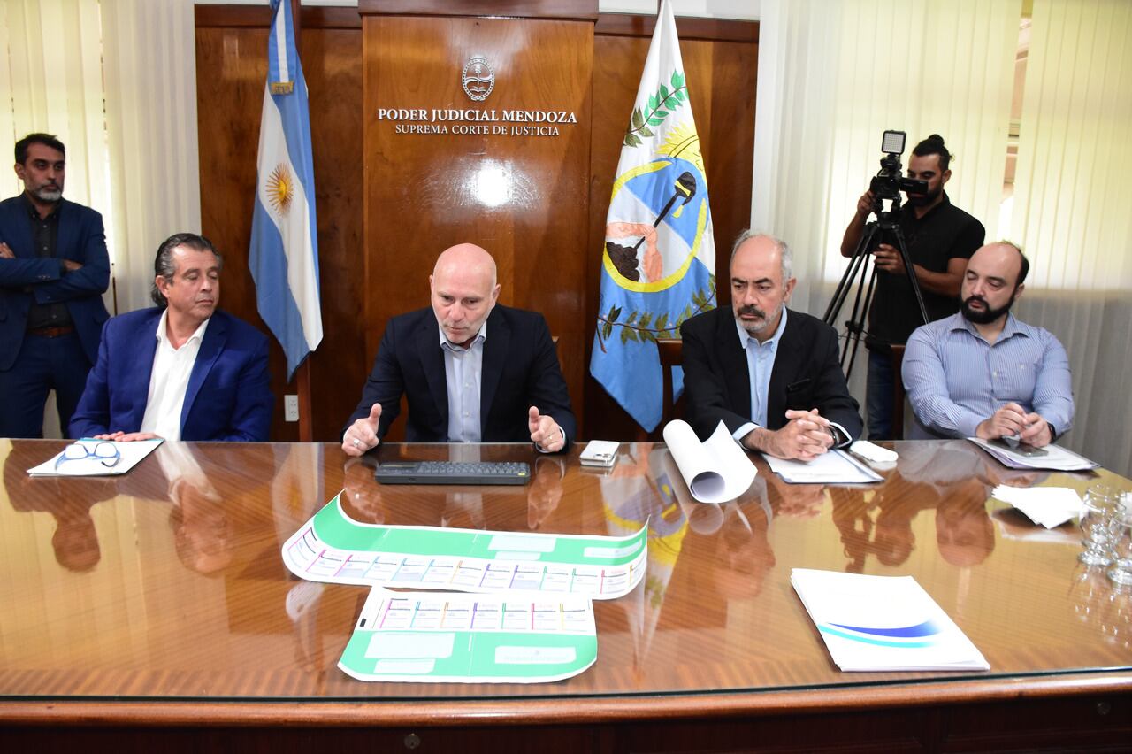  Presentación de la Boleta Única para las elecciones 2023
El ministro de Gobierno, Víctor Ibáñez junto al presidente de la Corte Suprema de Justicia, Dalmiro Garay, el secretario de la Junta Electoral, Jorge Albarracín y el prosecretario de la junta electoral, Alejandro Jardon

Foto: Mariana Villa / Los Andes 