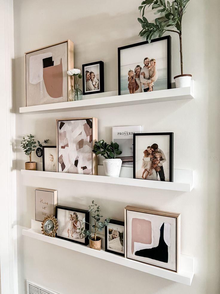 La tendencia del shelfie se trata de mostrar nuestro estilo y personalidad como si fuera una selfie pero que en vez de estar publicada en una red social, está expresada en la decoración de una estantería. 