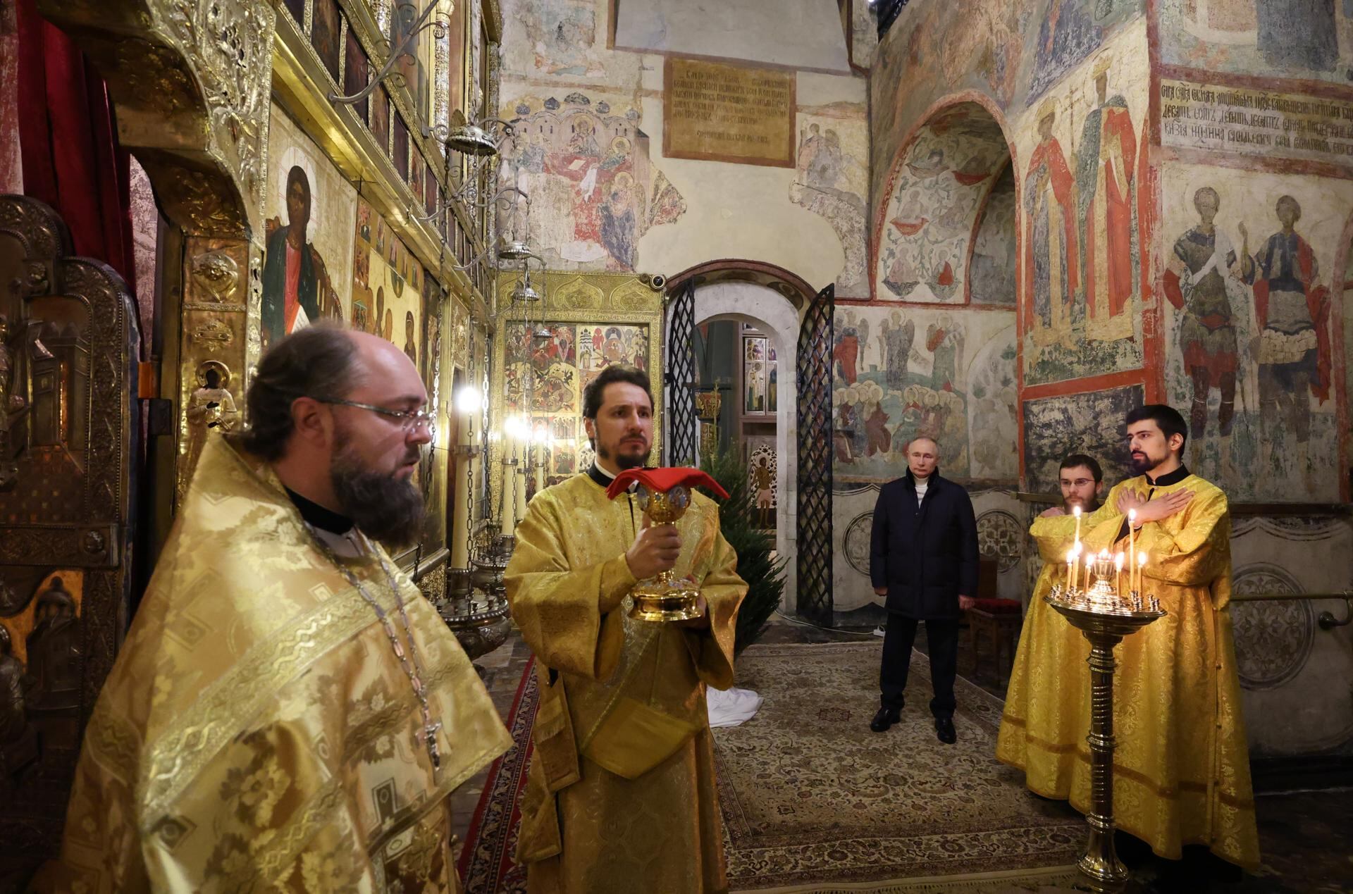 Putin celebró solo la Navidad ortodoxa en una iglesia dentro de la fortaleza del Kremlin. / Foto: EFE/ EPA/ MIKHAEL KLIMENTYEV / SPUTNIK / KREMLIN POOL
