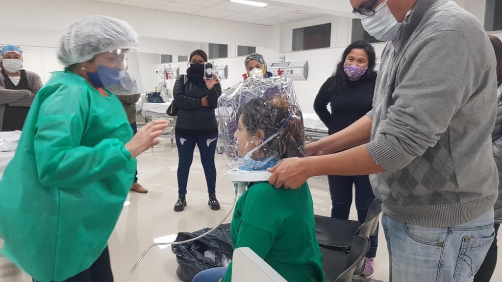 Cascos de oxígeno implementados en pacientes. Gentileza