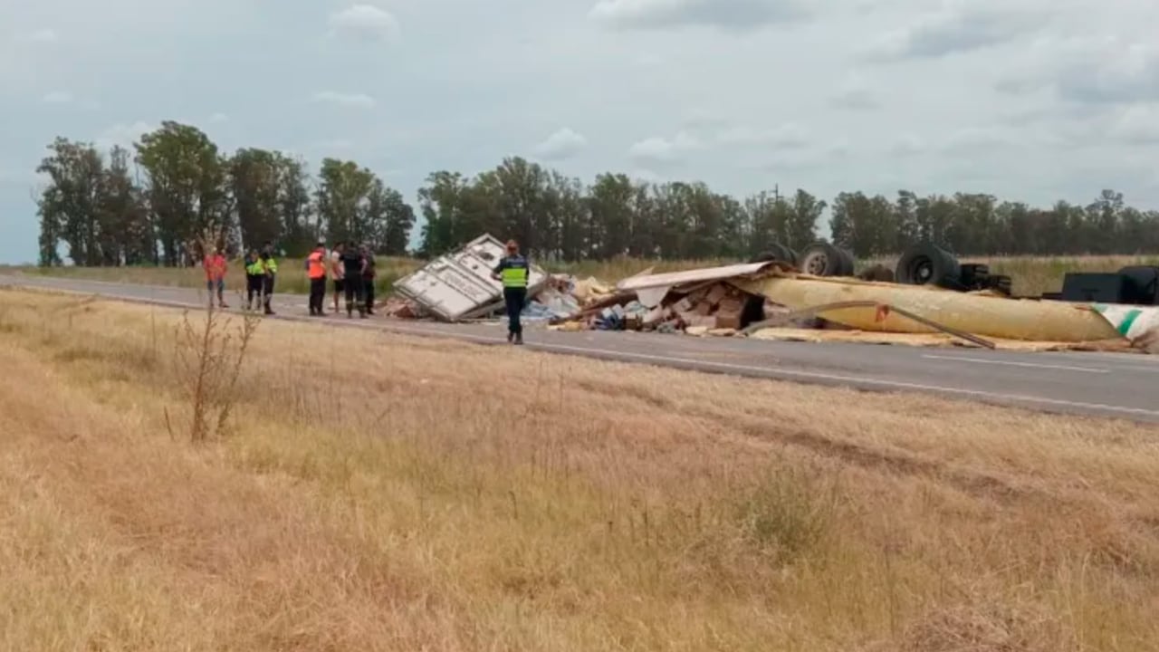 Murió un camionero mendocino al volcar en Pergamino, Buenos Aires. Foto: La Opinión