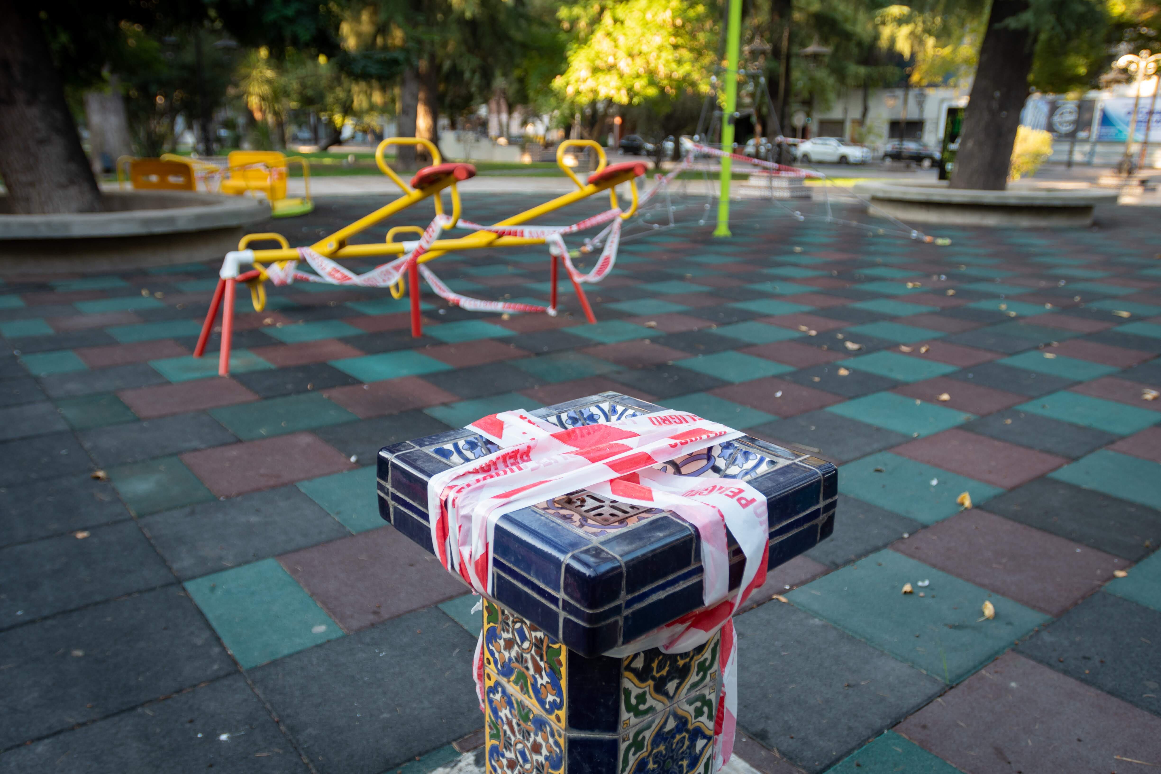 Mendoza 2 de Mayo 2020

Juegos de plazas de la Ciudad clausurados por el aislamiento social y obligatorio.

Foto: Ignacio Blanco / Los Andes