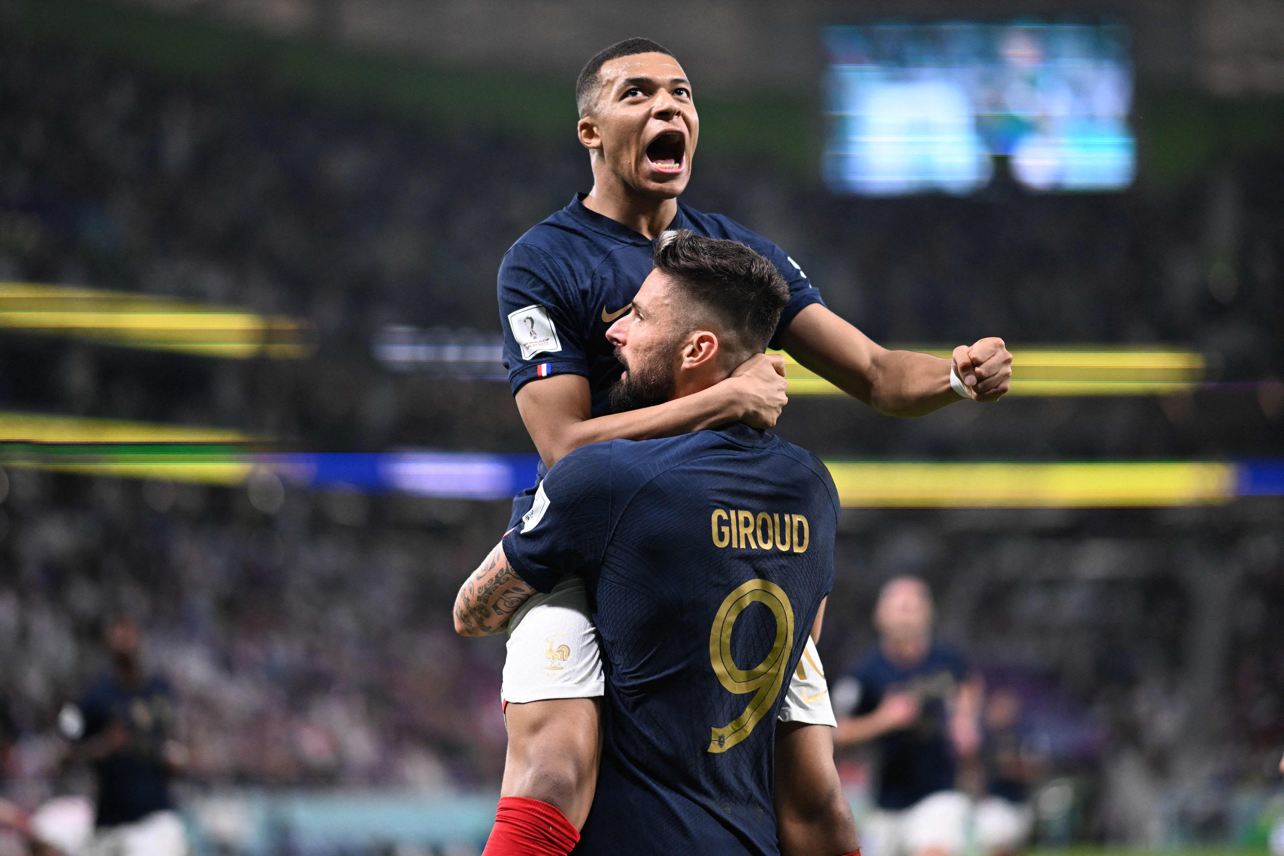 Mbappé festeja con Giroud el gol de Francia ante Polonia por los octavos de final del Mundial de Qatar.