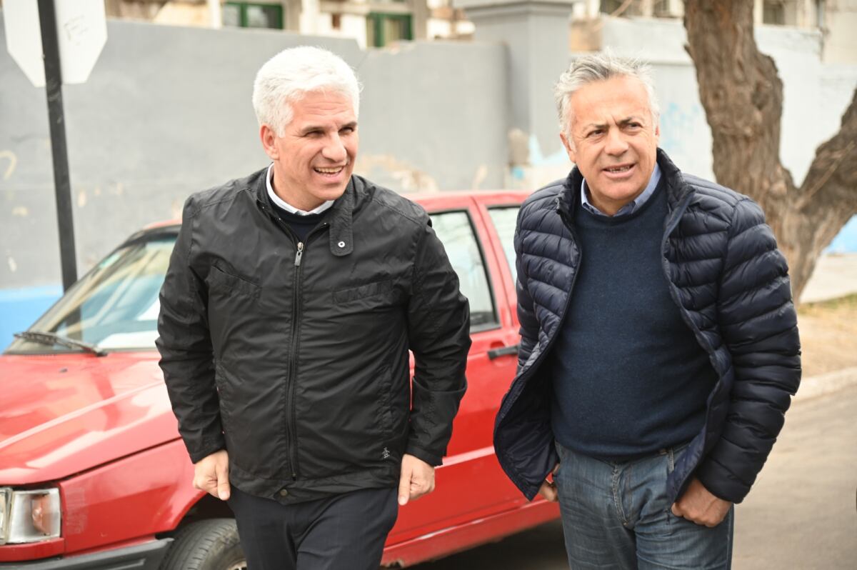 Alfredo Cornejo, caminó por las calles de La Paz acompañado por el gobernador electo de San Luis Claudio Poggi.