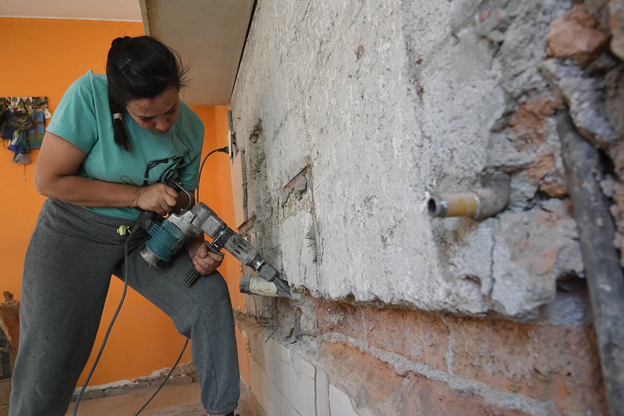 Lorena Delsouc es una mujer madre de dos hijos que se dedica hace 6 años a la plomería. También es gasista matriculada. Foto: Marcelo Rolland / Los Andes