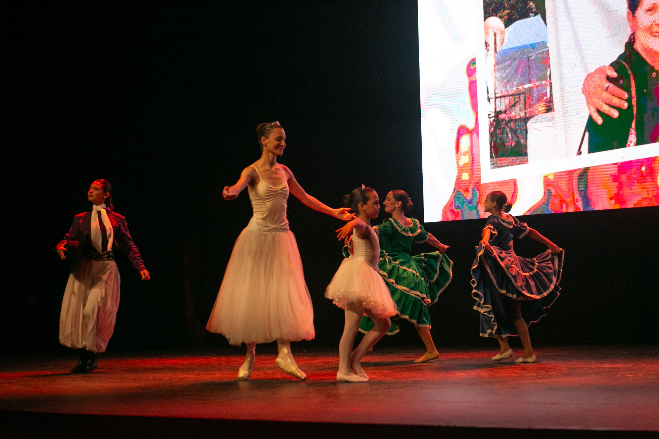 Con un emotivo acto se realizó el cierre de ciclo de la escuela de danzas Jesús Vera Arenas