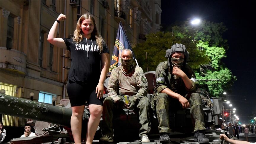 Civiles se acercaron a fotografiarse sobre los tanques del Grupo Wagner en las calles de Rostov, mientras se dirigían hacia Moscú el pasado sábado 24 de junio.