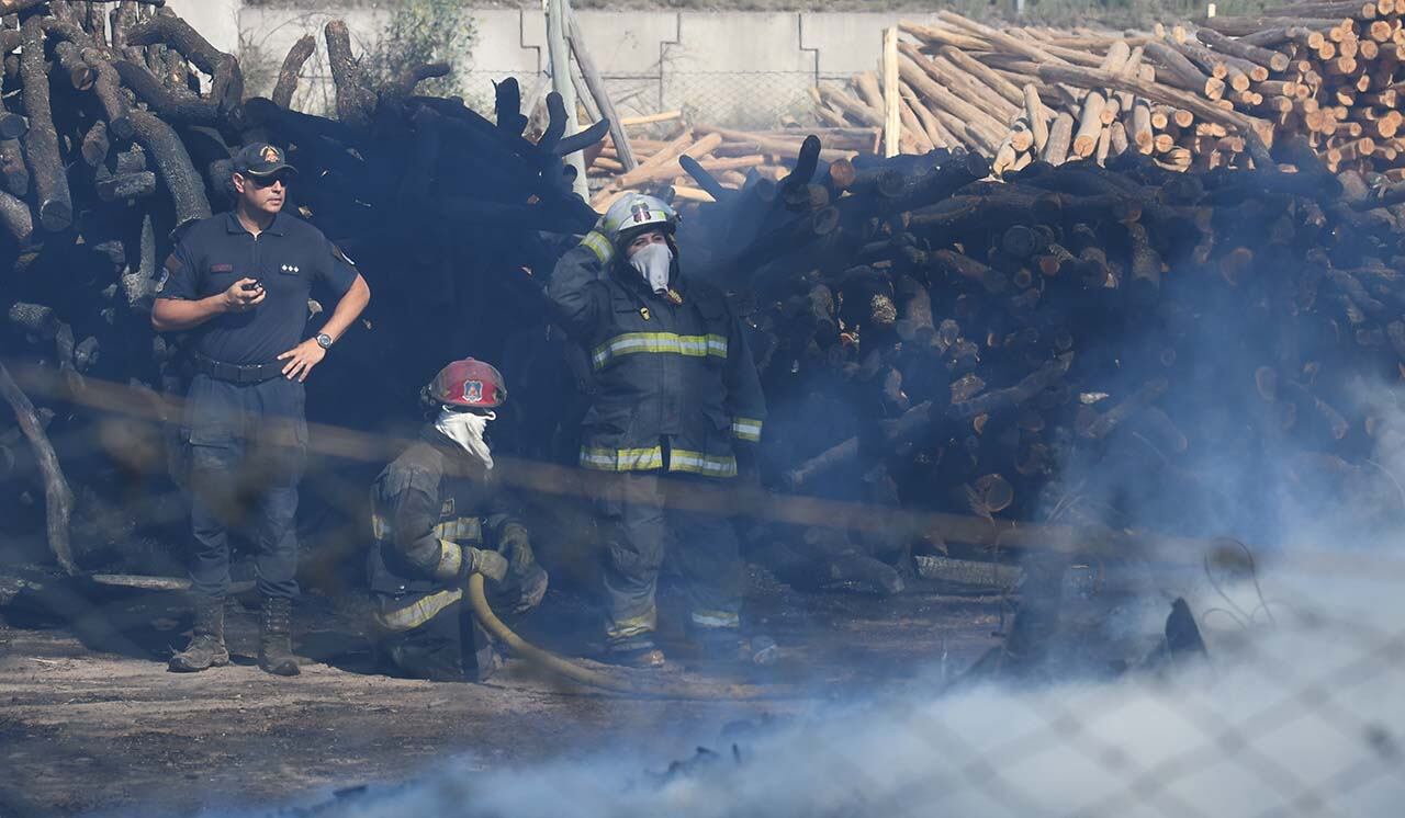 Personal de bomberos de la policía de Mendoza, trabajan en un incendio  en el departamento de Lujan de Cuyo

 Foto: José Gutierrez/ Los Andes 