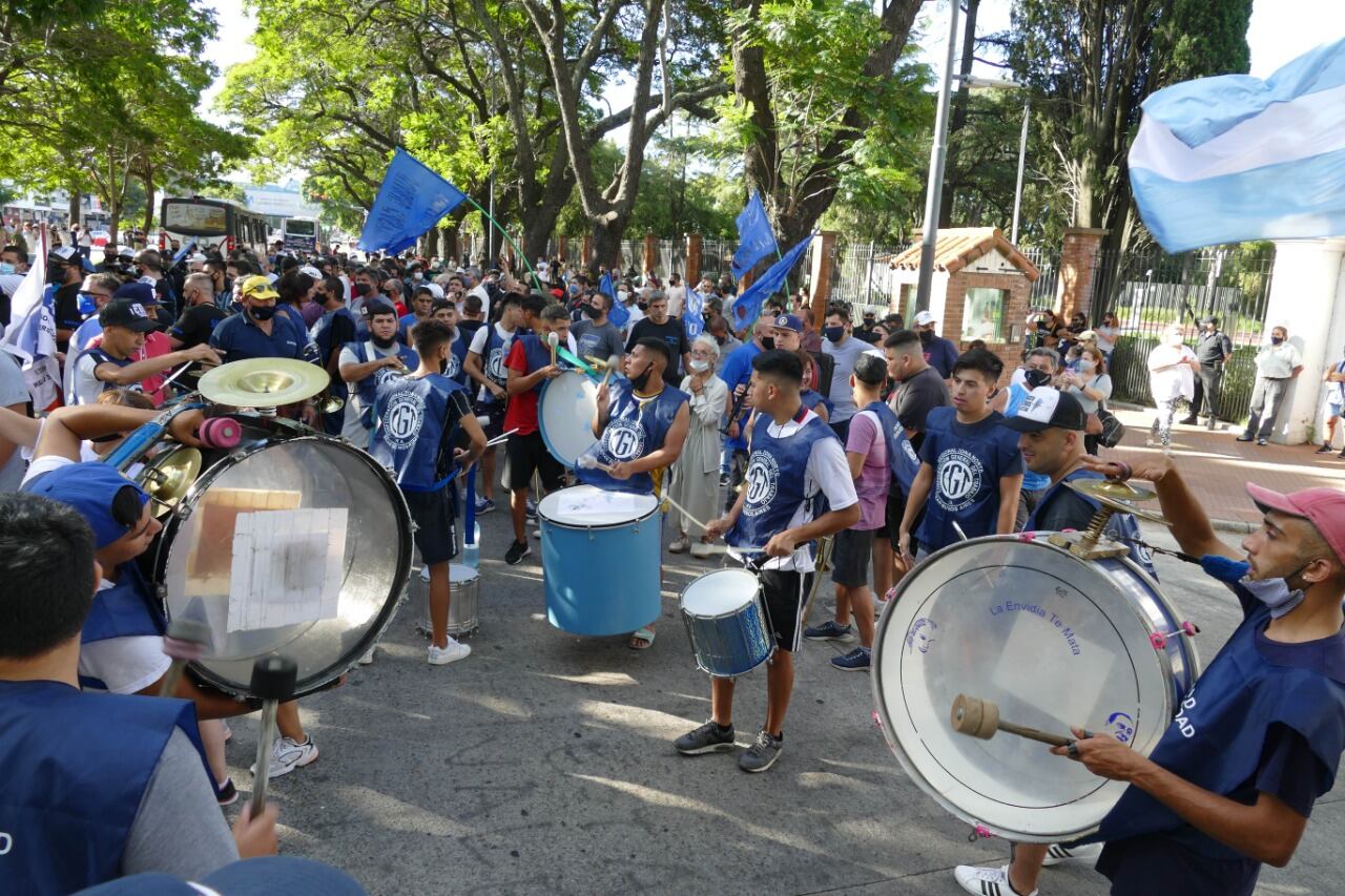 Mientras sucedía todo el conflicto se escuchaba de fondo, y de manera constante, la marcha peronista.