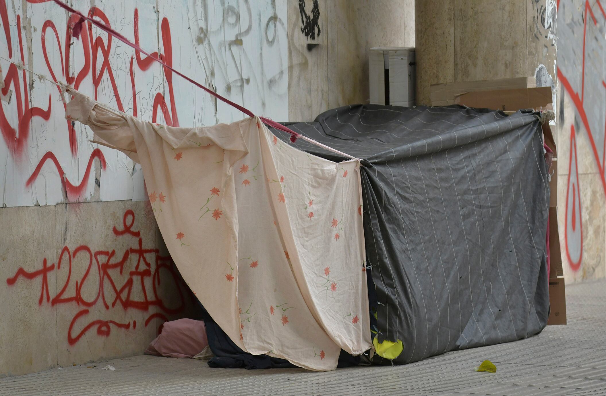 En calle Colón y San Martín, duermen a diario más de 7 personas. Foto: Orlando Pelichotti