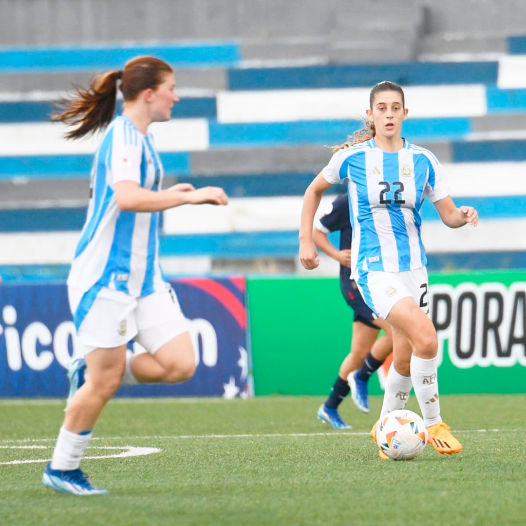 La mendocina Margarita Giménez (con la 22) fue titular en el duelo contra Paraguay.