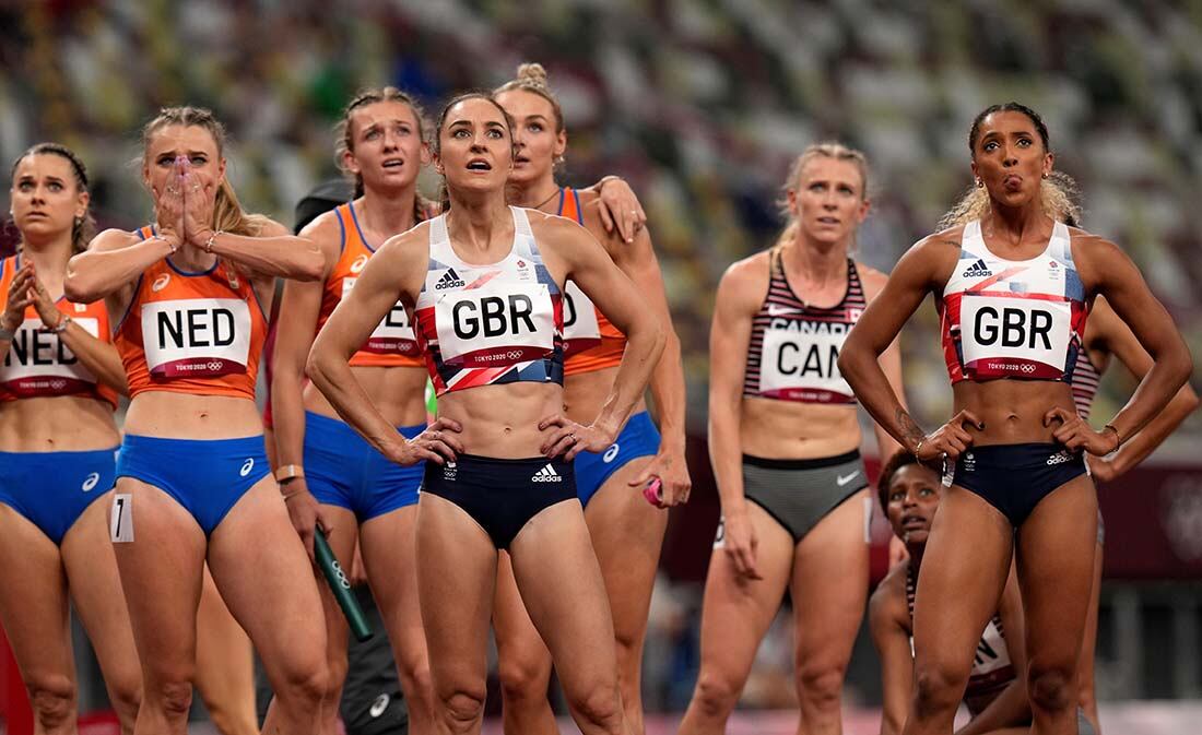 Las corredoras miran el marcador después de terminar una semifinal del relevo femenino de 4 x 400 metros