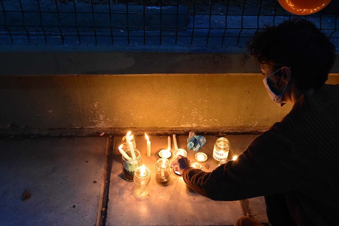 Padres autoconvocados, alumnos y docentes piden que se habran las escuelas, piden volver a la presencialidad en el Colegio Magisterio.