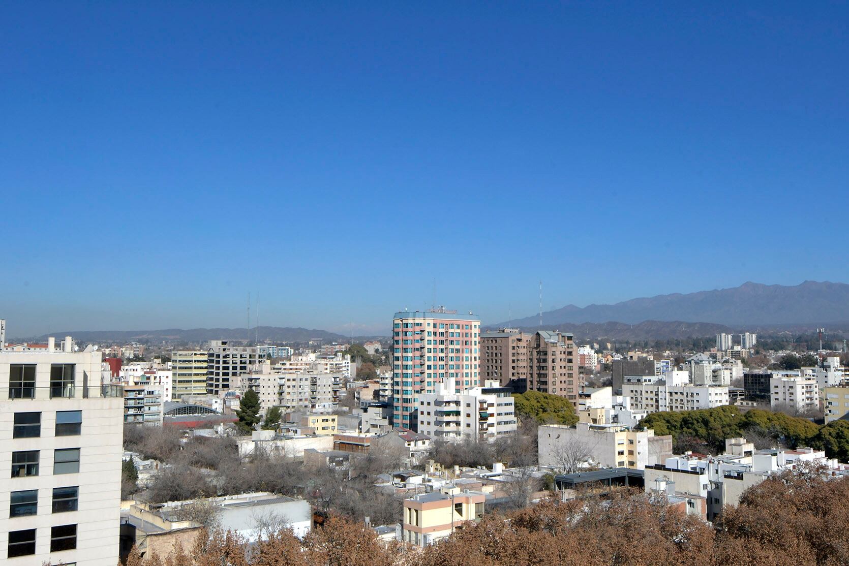 Tiempo loco: se espera un jueves fresco, un viernes caluroso y con Efecto Zonda, pero el sábado vuelve el frío. Foto: Orlando Pelichotti / Los Andes.