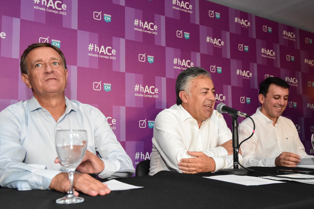 El senador nacional Alfredo Cornejo dió una conferencia de prensa, acompañado por el gobernador Rodolfo Suarez y referentes de Cambia Mendoza.

foto: Mariana Villa / Los Andes