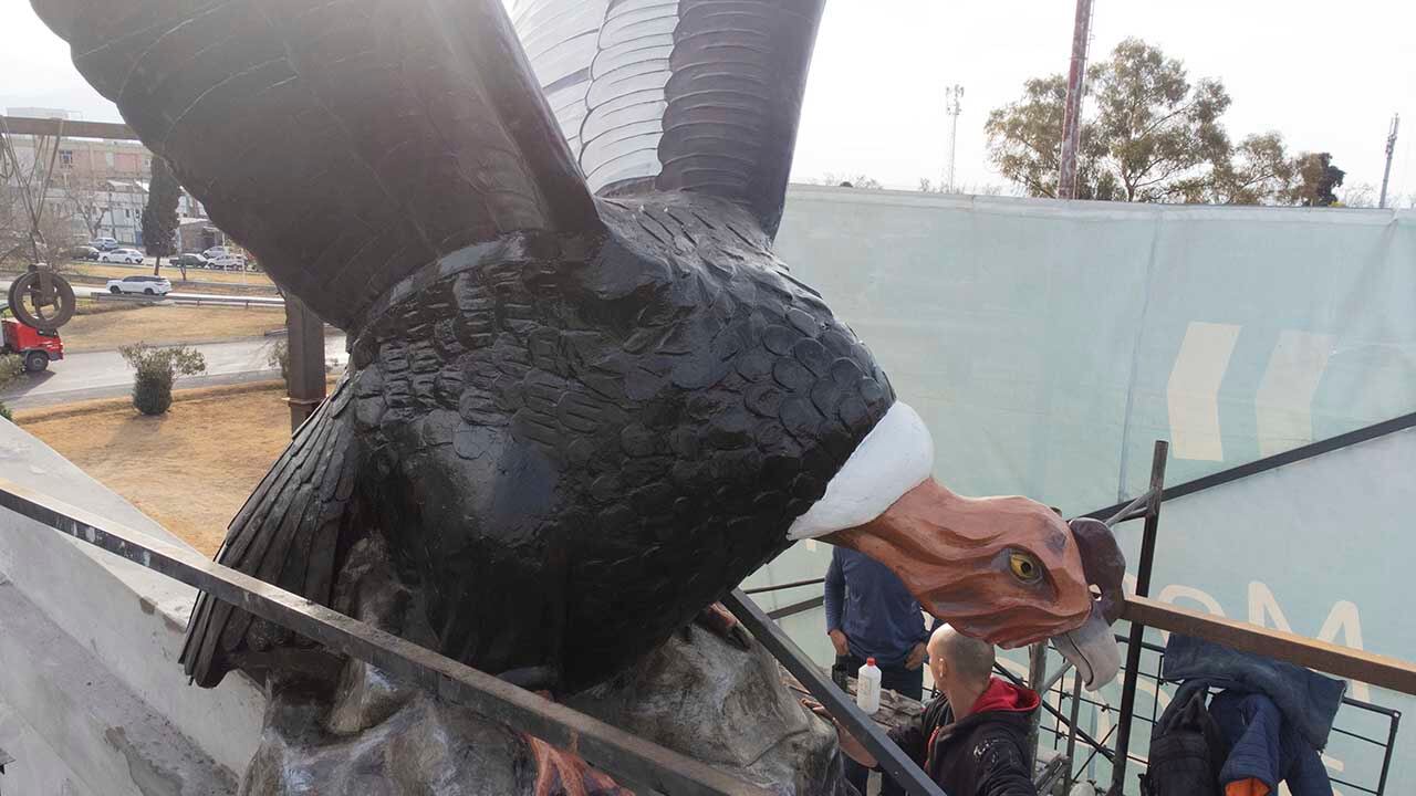 Restauración del monumento al Cóndor andino, ubicado en la intersección de Acceso Este y Acceso Sur de Guaymallén, donde el cóndor perdió su cabeza durante una tormenta de granizo.
Los escultores ya colocaron la cabeza y están en los últimos retoques al monumento
Foto: José Gutierrez / Los Andes