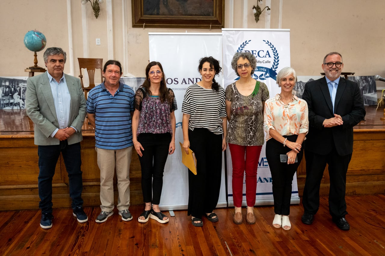 Como todos los años en el Colegio Algustín Álvarez se realizó el examen para beca Dr. Adolfo Calle que está destinada a alumnos que hayan tenido el mejor promedio de 7º grado de su curso. La consigna de este año fue "El eco se multiplicó en el aire". 

Foto: Ignacio Blanco / Los Andes 