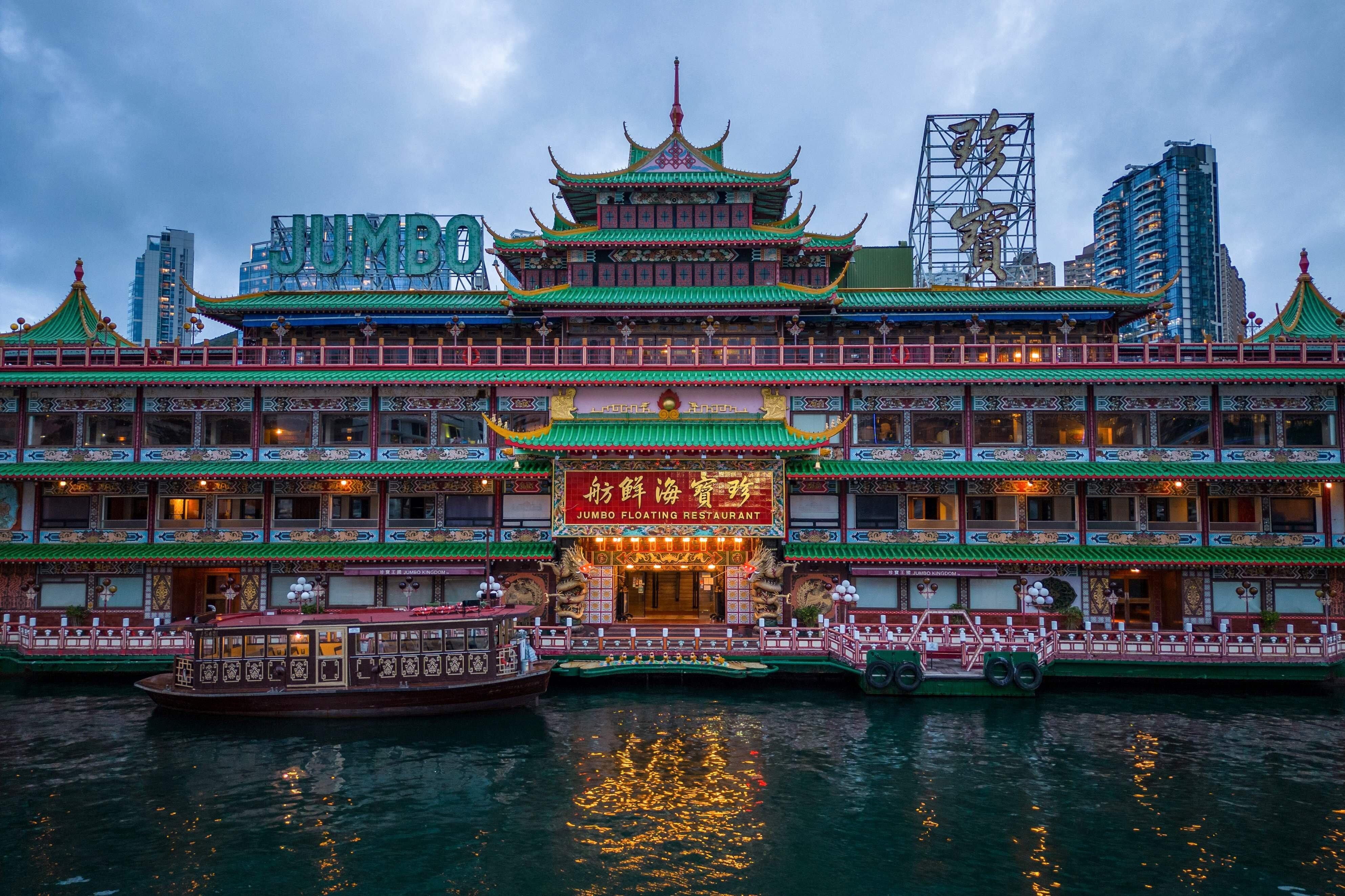 El restorán flotante más grande se hundió en Hong Kong. AFP