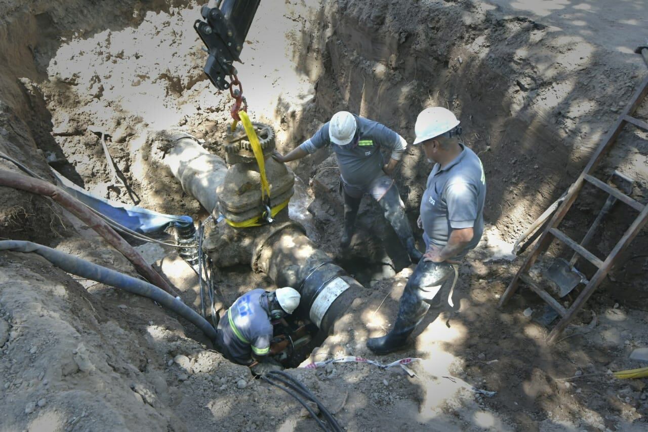 Trabajos de Aguas Mendocinas en el acueducto de Civit y Belgrano - Orlando Pelichotti / Los Andes