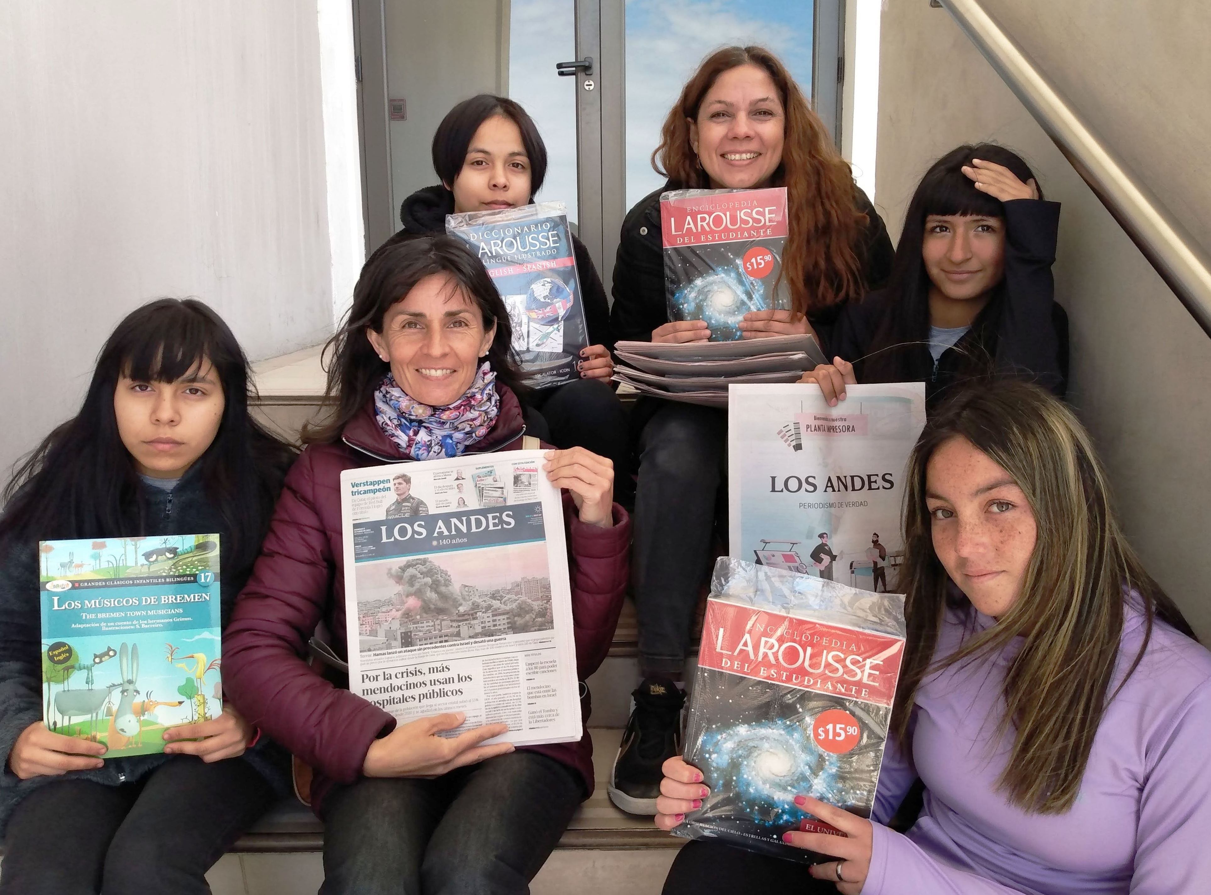 Chiara, Milagros, Abril y Luna, acompañados por su profesora, Guillermina Rodríguez y su preceptora, Lorena Rodríguez.

