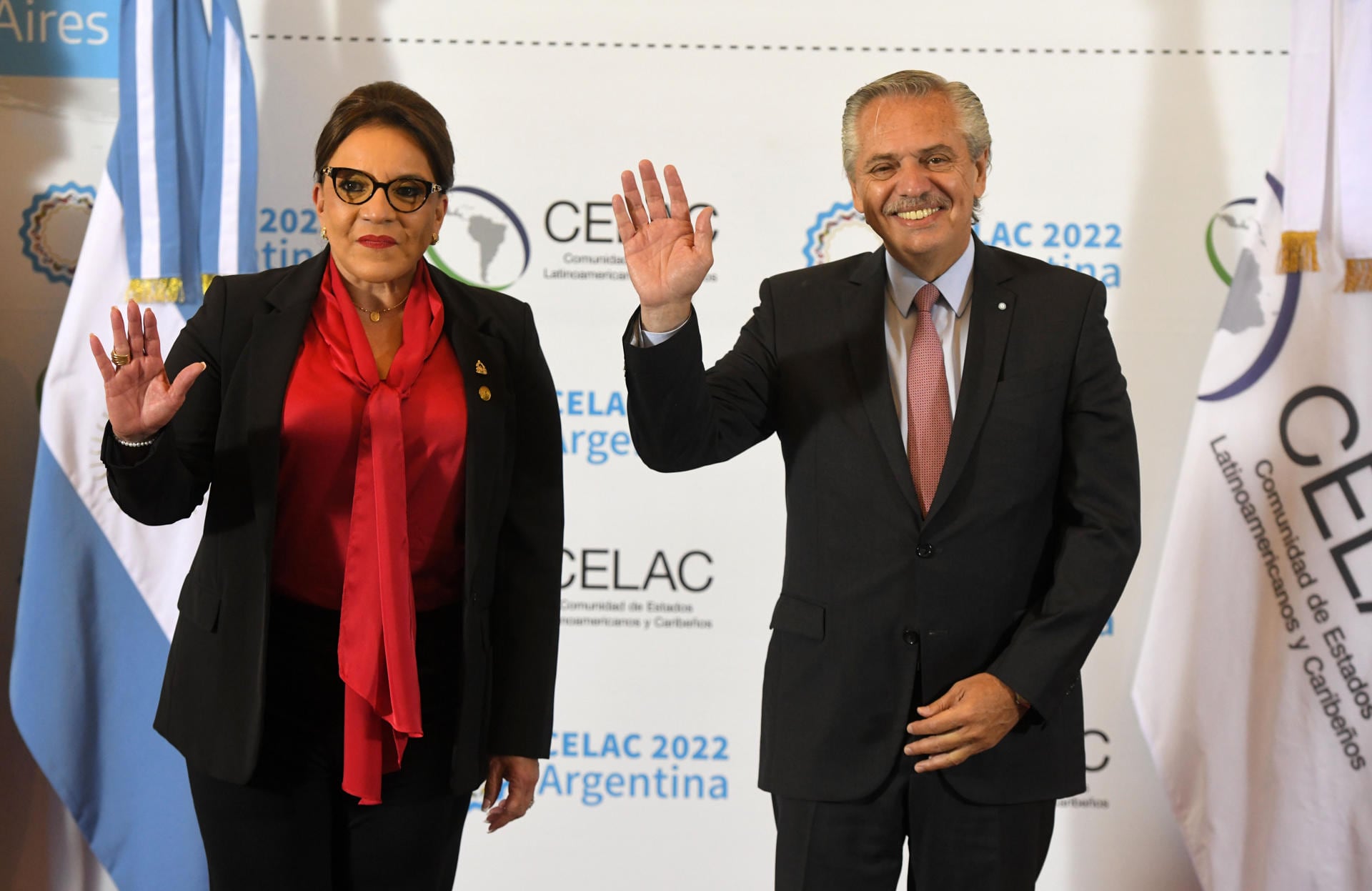 Alberto Fernández, recibe a la presidenta de Honduras Xiomara Castro, en el inicio de la cumbre de la CELAC, hoy en Buenos Aires (Argentina). EFE/Enrique García Medina
