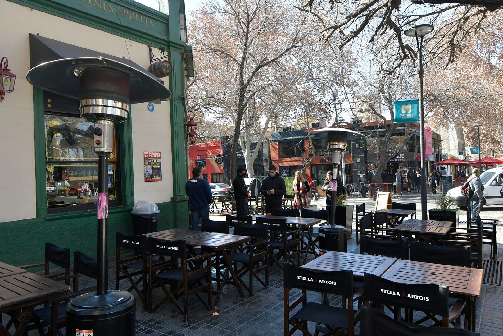 Bares y restaurantes de Mendoza no podrán tener corralitos fijos ni sombrillas oscuras en las mesas de la calle. Foto: Orlando Pelichotti / Los Andes