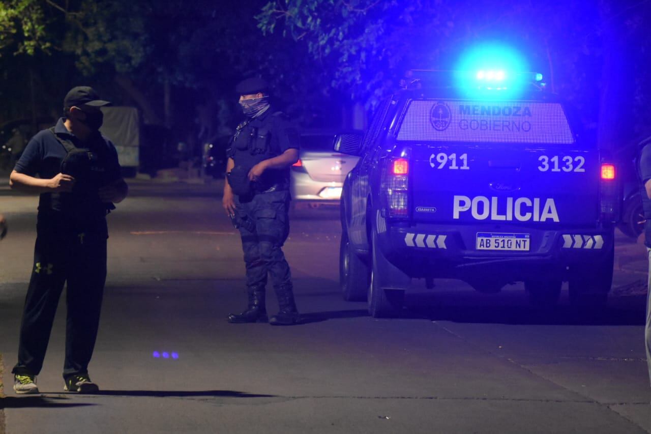 Un policía se atrincheró en una casa de la Cuarta Sección: efectivos del grupo GES y GRIS trabajan en el lugar.